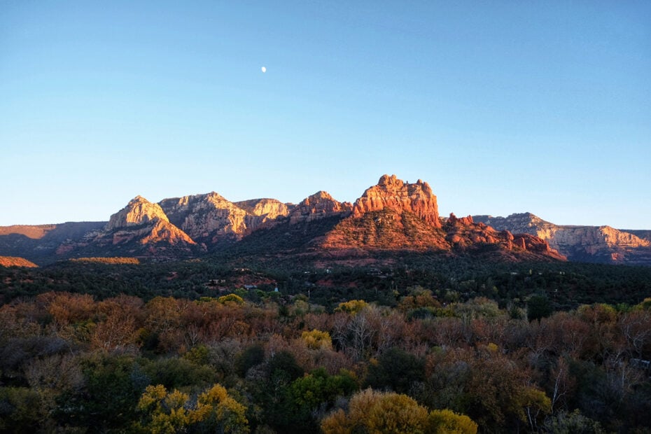 Explore Sedona, Arizona and discover the best places to eat, hike, shop, and visit. Also how to get there and where to stay in this travel guide. 